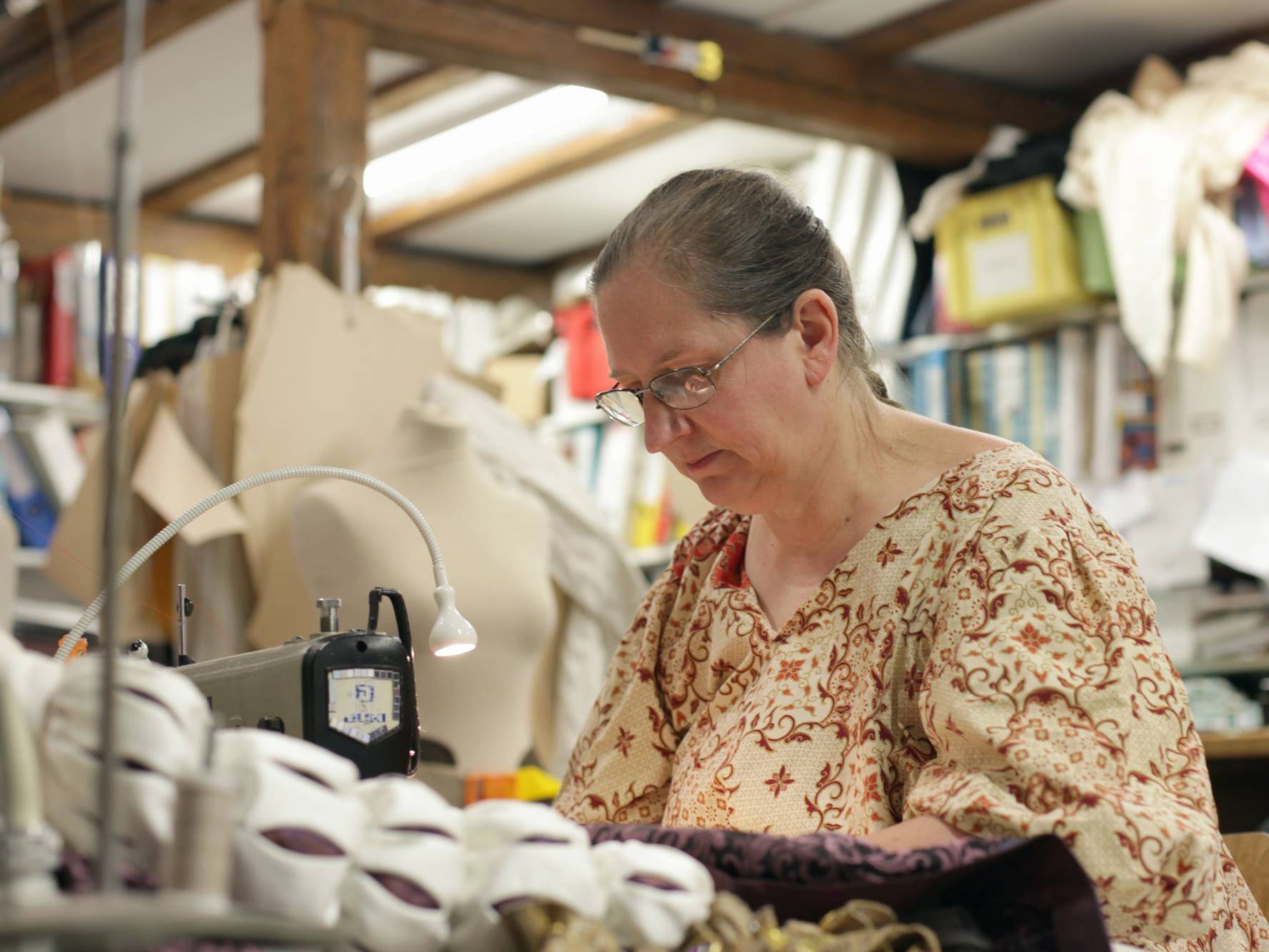 Rita Tataï dans son atelier